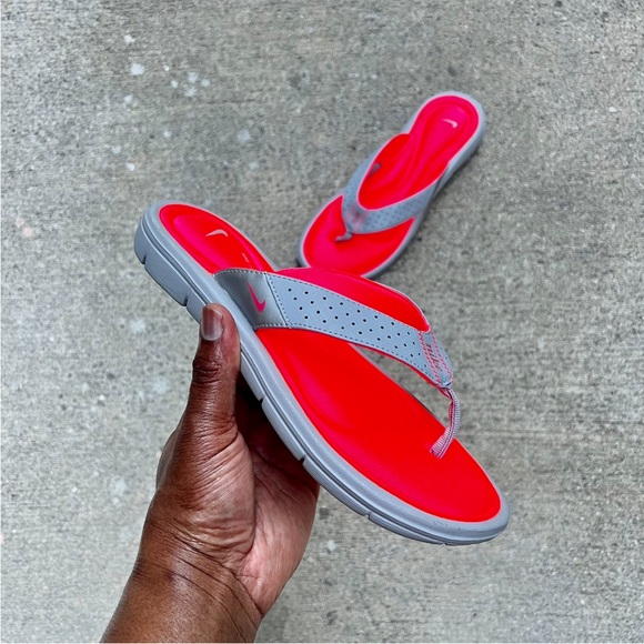 WMNS NIKE COMFORT THONG SILVER GREY HOT NEON PINKS FOOTBEDS FOOT BED FOOTBED - Picture 3 of 4